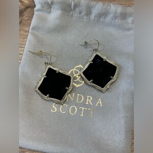 Kendra Scott KIRSTEN GOLD DROP EARRING IN BLACK OPAQUE GLASS